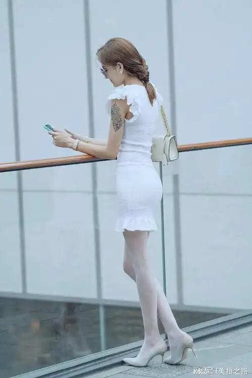 美女白色连衣裙搭白丝高跟腿很修长就是太细了丰满点才性感