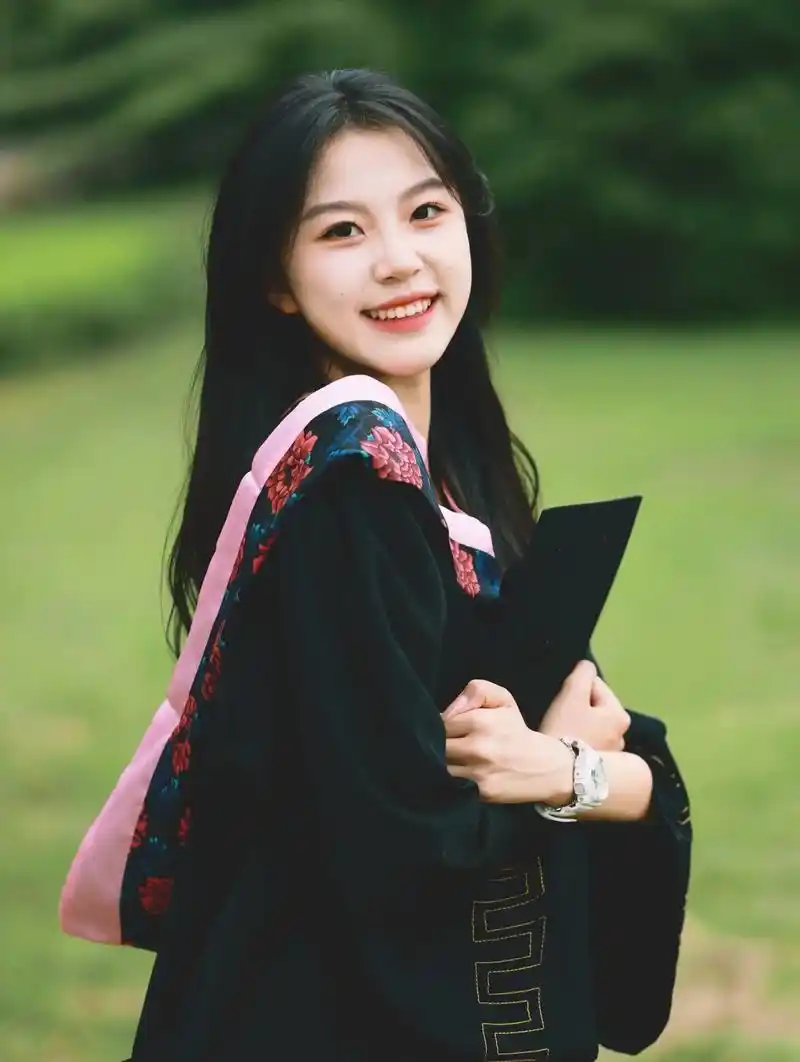 学士服写真|"一晃两三年,匆匆又夏天"