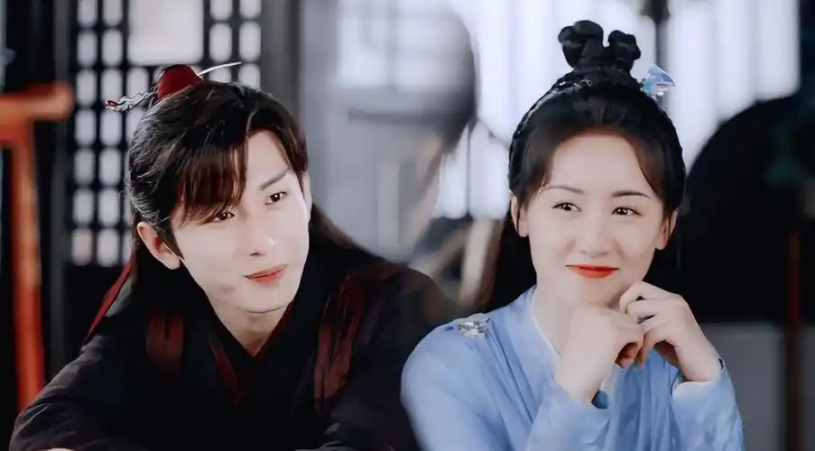 袁冰妍晒自拍登热搜与成毅发同系列表情初遇夫妇再出圈