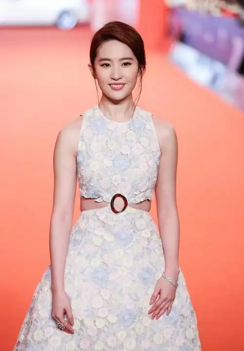 原创刘亦菲有点肉感更贵气,穿无数连衣裙腰间镂空,170身材太出众