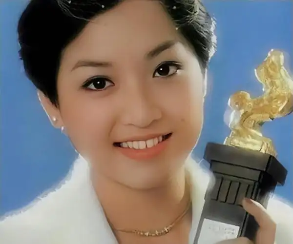 恬妞:两次离婚,65岁仍单身,女儿打扮男性化,为护母成同性恋