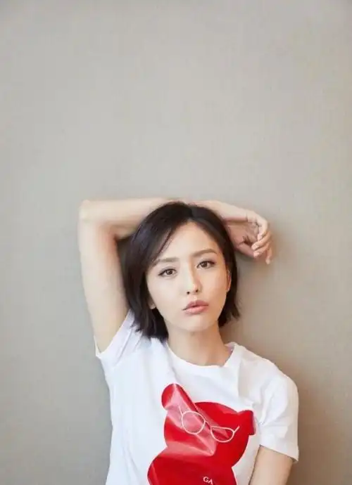 35岁佟丽娅晒最新美照清爽短发造型美出来新天际