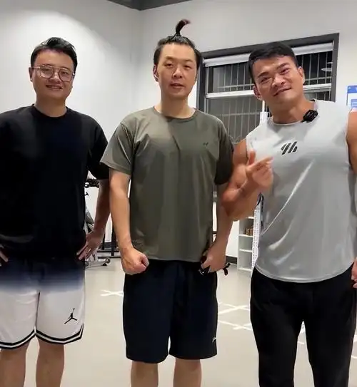 短发 34岁杜海涛素颜露面,瘦到脱相认不出,网友:他老得像亲妈同龄人