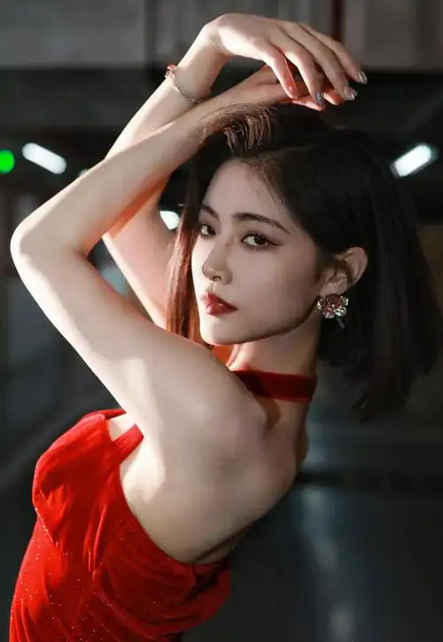 许佳琪性感红色长裙迷人写真