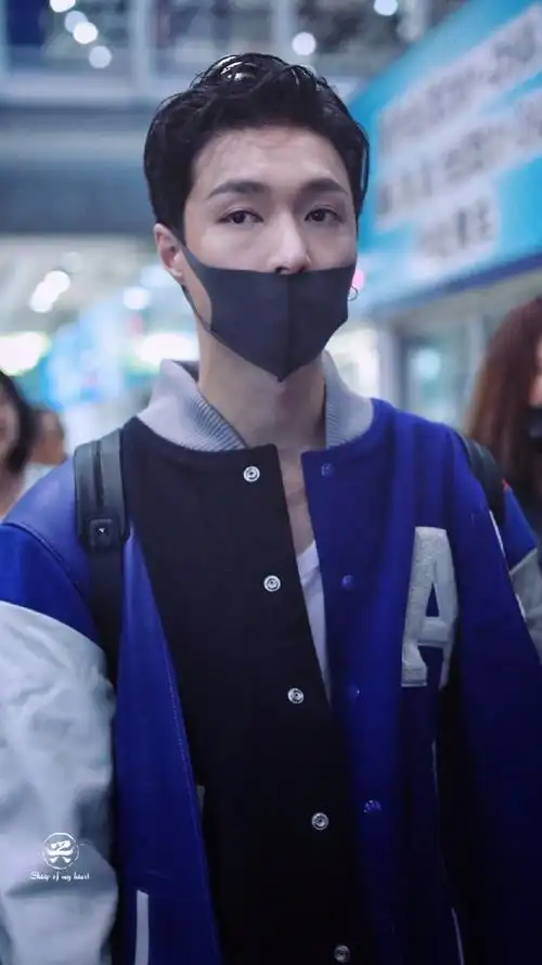 张艺兴参加完电影宣传活动现身机场,穿拼色棒球服戴口罩略显疲惫_新浪