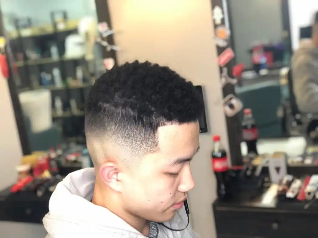 超短发黑人烫出来的效果,搭配渐变剃头 也很好看!