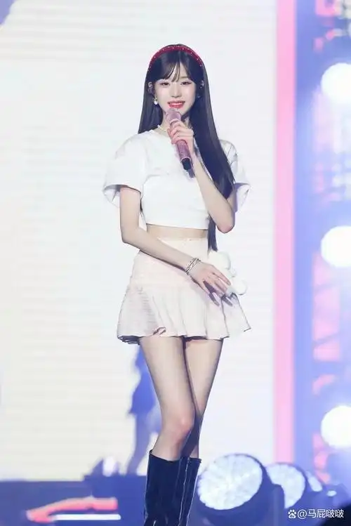 张元英也穿过类似的百褶裙穿搭,这件穿搭百褶裙,裴珠泫也穿过同款,看