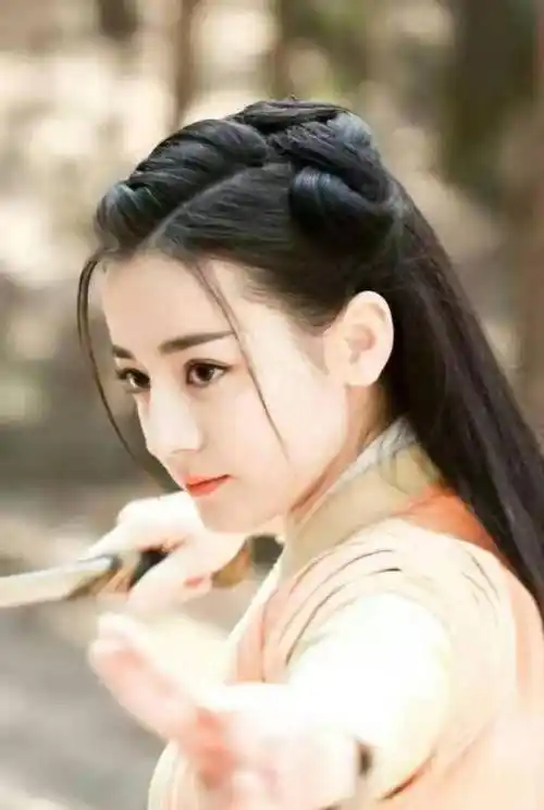 原创迪丽热巴古装造型一颦一笑都在向我们散发可爱