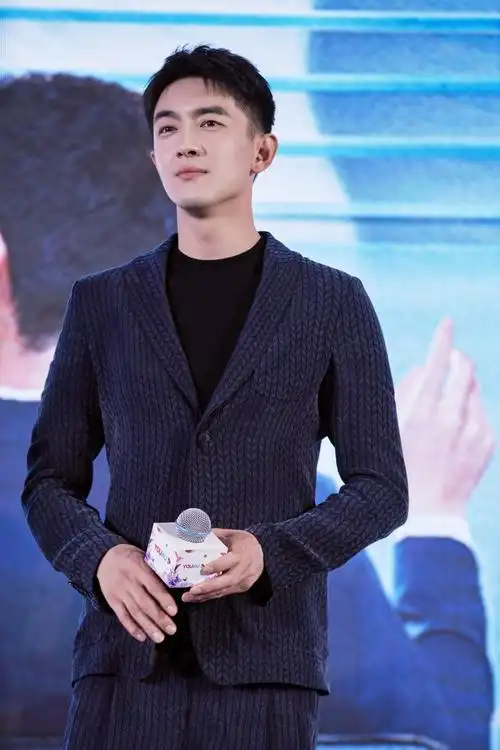 林更新出席平台活动晒出帅照引网友评论这颜值无敌了