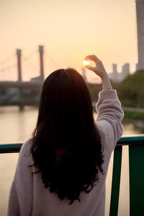 最适合发朋友圈的唯美文艺句子,同时分享一组文艺风街拍【人像摄影】