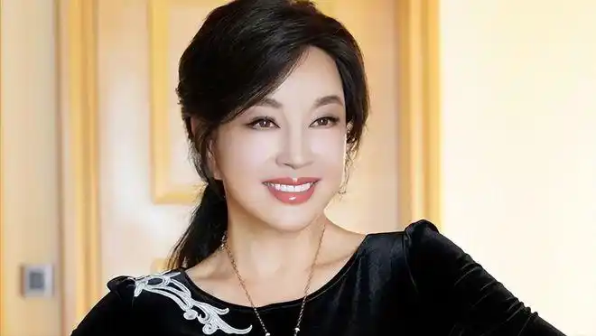 刘晓庆晒泳装照69岁年纪仍不显老耳垂太长引网友争议