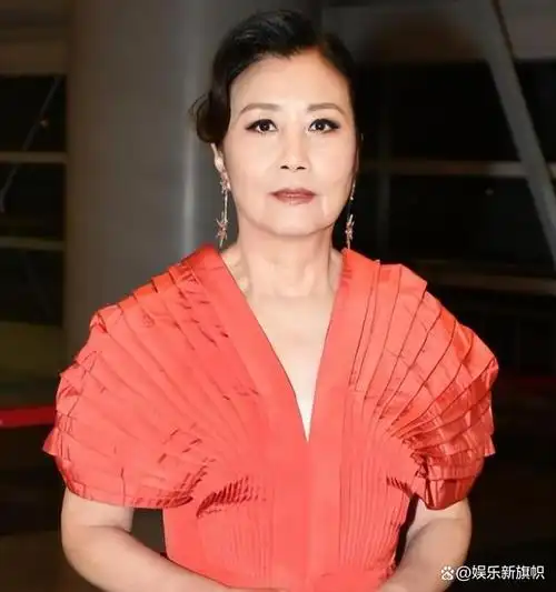 汪明荃近照引争议!头发黑亮茂密,手指如剥葱,完全不像76岁的人