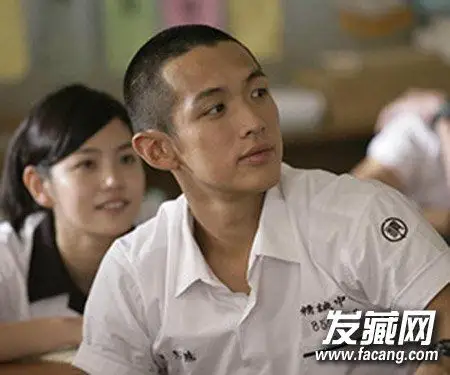 《那些年》柯震东发型由潮流短发突然剪成了接近光头的平头,柯震东