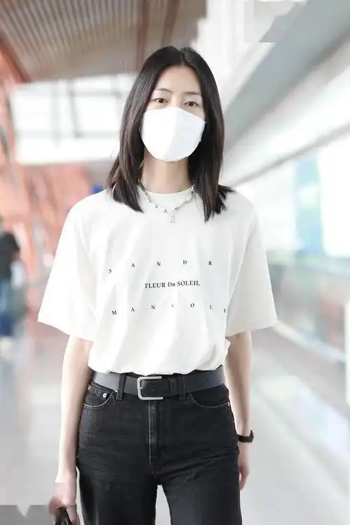 刘雯穿白t配长裤随性休闲 短发造型英气十足