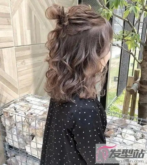 烫卷发怎么扎头发头发半扎造型更撩人