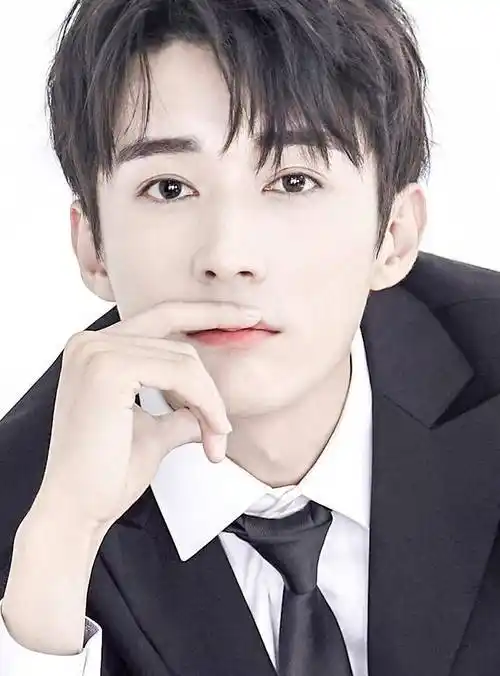 刘学义终于回来了,西装配眼镜,斯文小败类,睫毛假的吧?