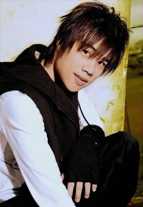 红极一时的偶像歌手,为潘玮柏林依晨写歌,如今沦落到街头卖唱_tank