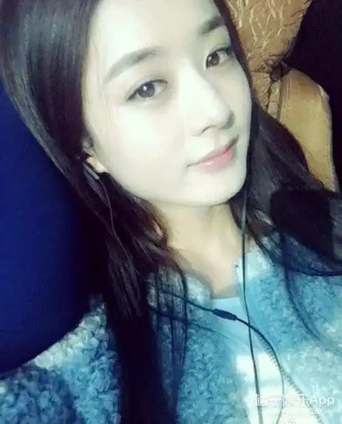 其实除了嘟嘴和剪刀手,磨皮才是赵丽颖自拍的标配!