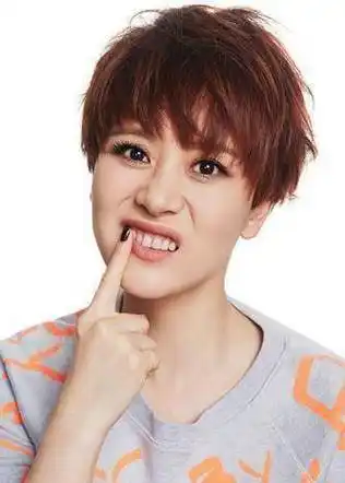 47岁海清素颜出镜回家祭祖网友这才是真正的明星