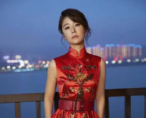 原创林心如半生缘旗袍搭配粉白色外衫美得惊艳时光