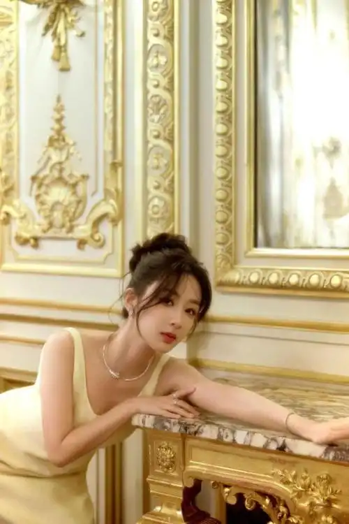 淡黄色长裙采用了修身的设计,凸显出杨紫曼妙的身材曲线.