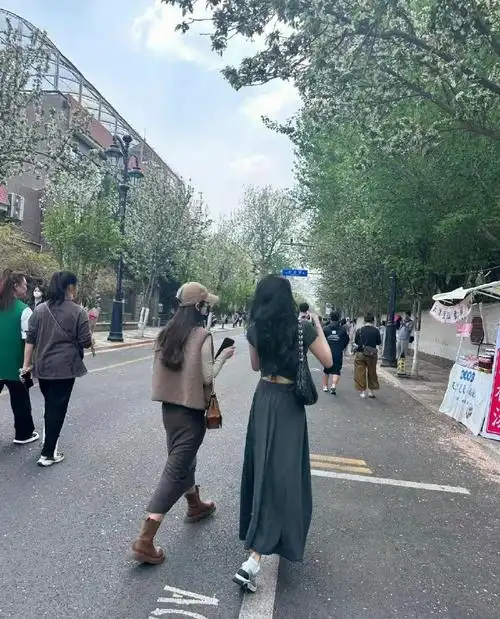 据悉,孙怡当天和闺蜜一同现身逛街看画展,两人