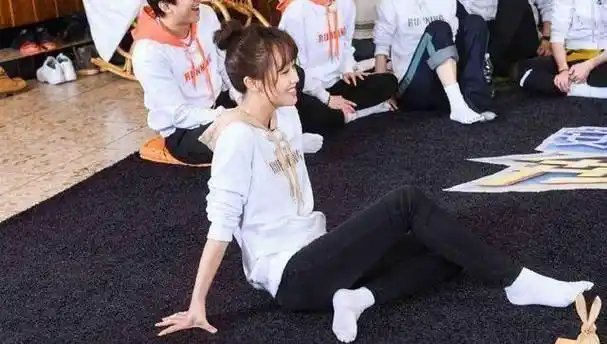 安以轩三姐妹同框比美,网友:第一眼就看到一个43的脚!_照片_身高_女神