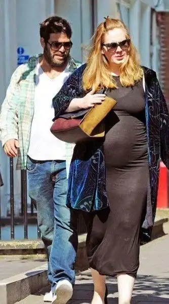 姚晨身穿黑色小背心秀出圆鼓鼓的肚子母爱爆棚.