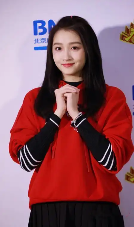 关晓彤录制北京台春晚穿卡通卫衣搭百褶裙这就是少女的样子