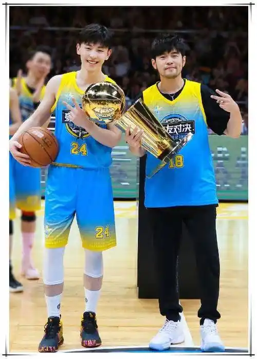 原创李易峰身高181cm邓论身高185cm二人同框谁在说谎一目了然