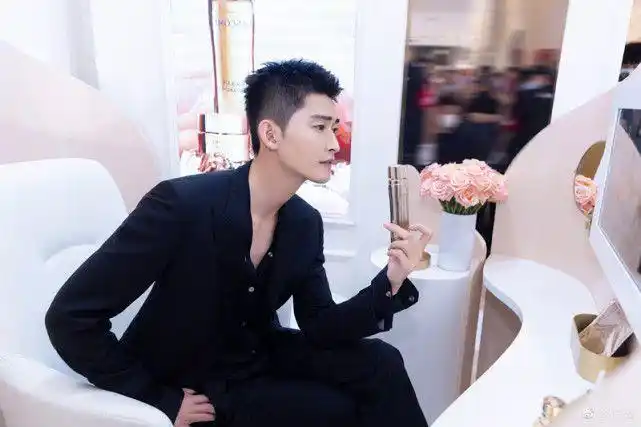 张翰将头发剪短,又穿上一套黑色的西装,37岁还是少年的样子!