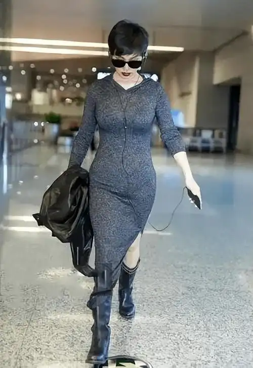 51岁宁静在47岁李湘面前装,衣服脱一半故作性感,李湘忍不住瘪嘴_显得