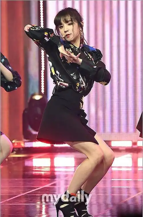 宋雨琦发育过猛了看到她穿高跟鞋下蹲的时候这曲线谁顶得住