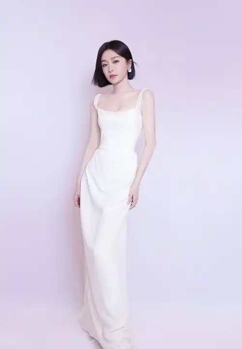 秦岚春日浪漫时尚写真,身材优越,颜值明艳动人!_气质_照片_短发