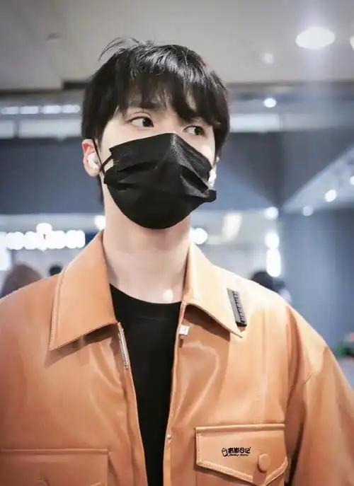 严浩翔今日机场look棕色皮皮衣搭黑t黑裤时髦少年酷帅有型