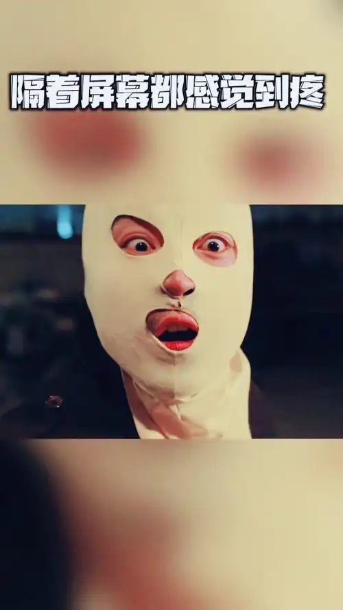 小伙以为蒙面人是小弟,将其一顿教训,劫匪在他面前毫无还手之力