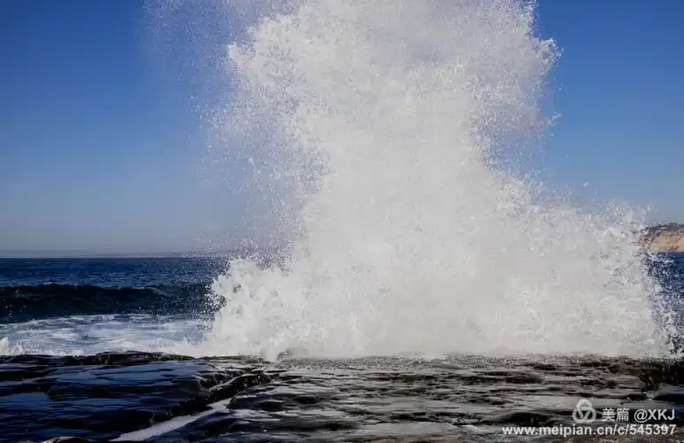 这里的海浪很大,时时拍打着海岸,常常掀起巨大的浪花,很是壮观.