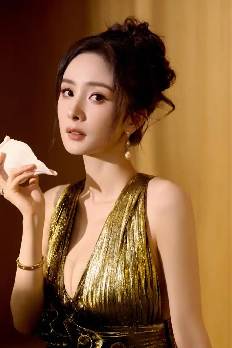 杨幂深v荷叶边拖尾礼服裙写真,高贵气质与时尚品味完美融合!