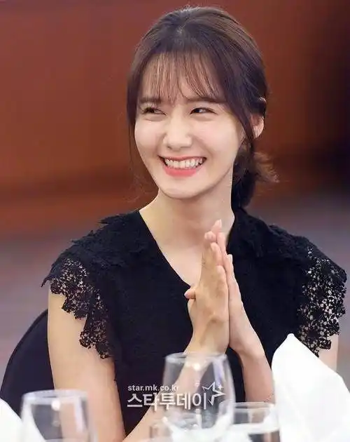 大家不妨借鉴一下,林允儿的这款发型,最值得借鉴的地方就是刘海,这款