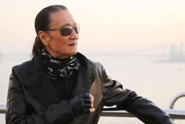 86岁谢贤为胡枫新店站台脸颊凹陷身形消瘦一旁郑少秋越老越帅