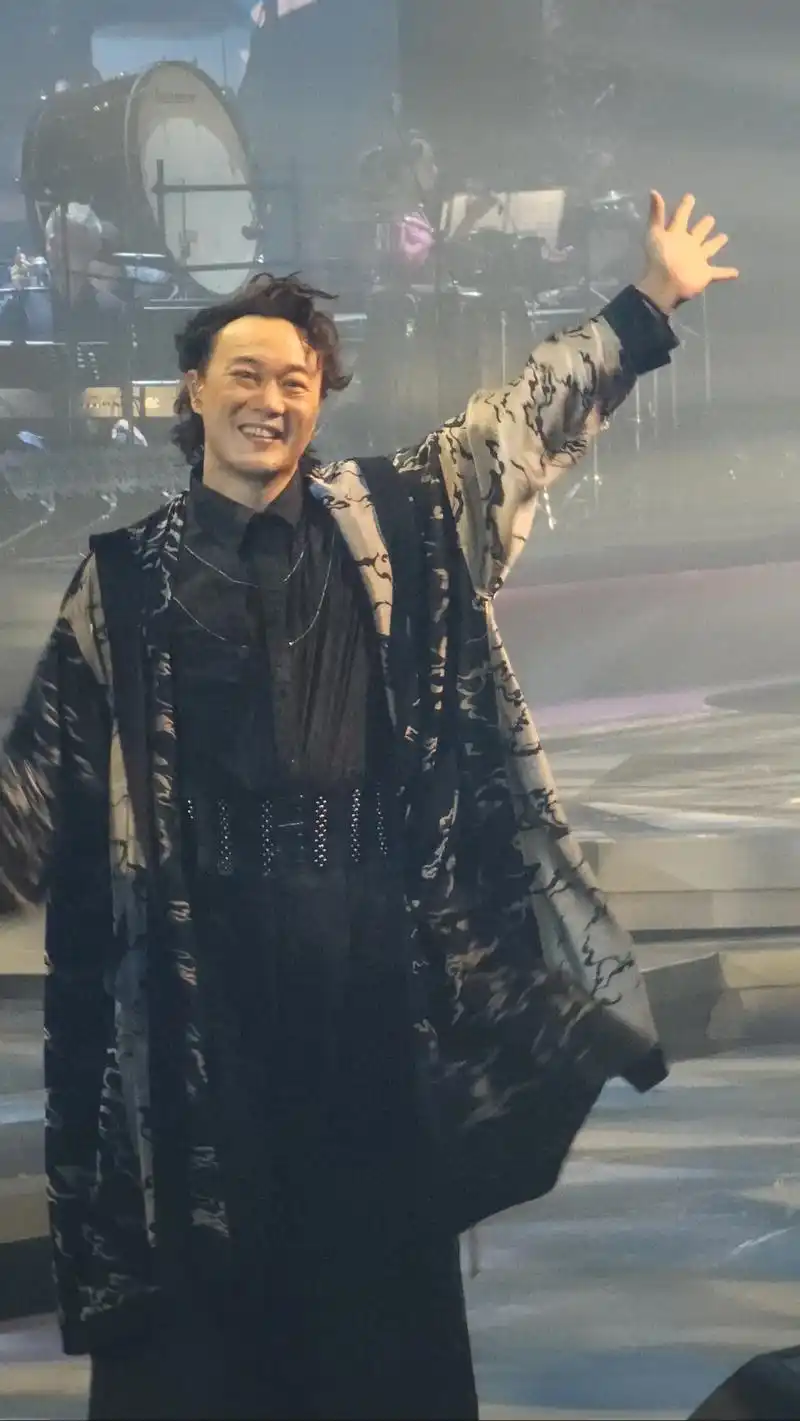 一些9890陈奕迅现场的封神照片.