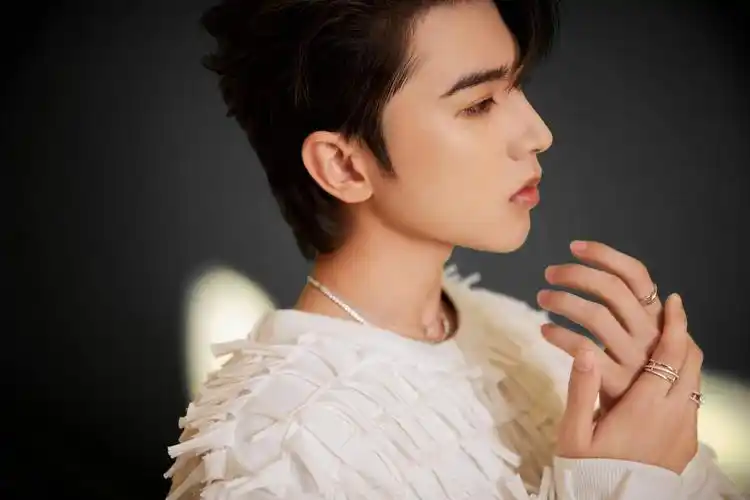 蔡徐坤最新舞台造型纯白色流苏卫衣宛如天使的羽毛