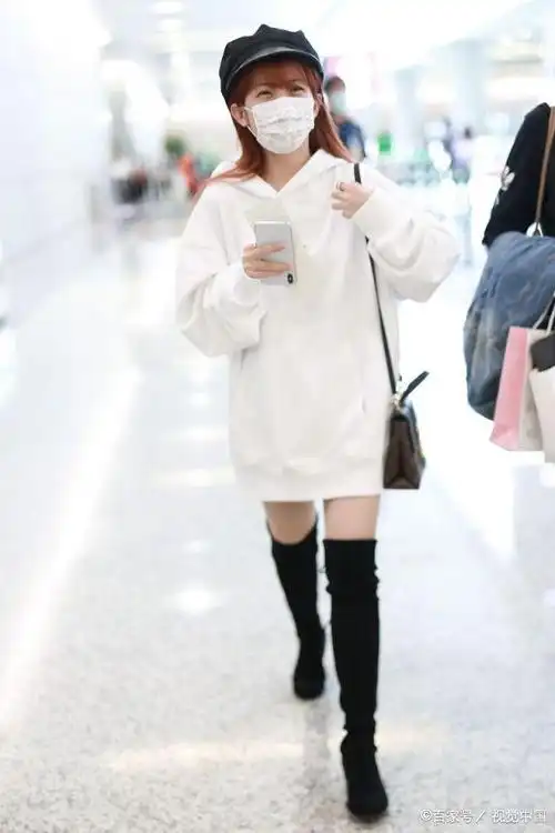 赖美云机场长靴配卫衣露美腿超吸睛,戴贝雷帽少女感十足