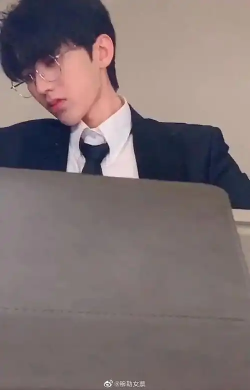 200429蔡徐坤更新dy视频西装坤哥扶眼镜扯领带的动作太撩了