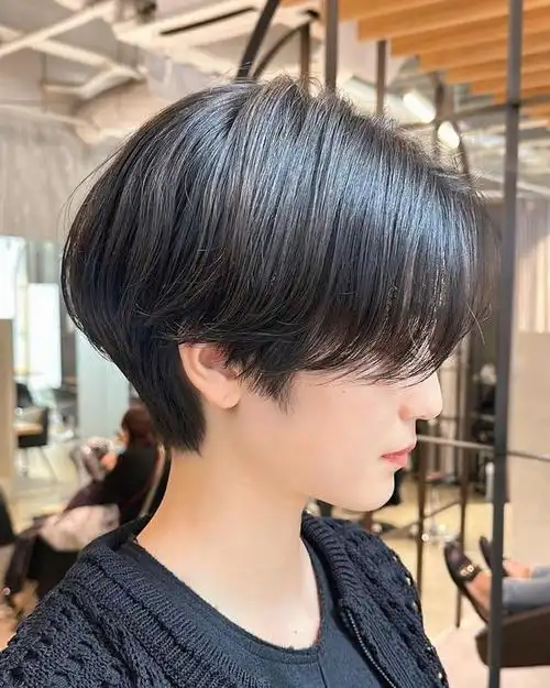 在本文中,我们将探讨四种热门发型:层次短碎发