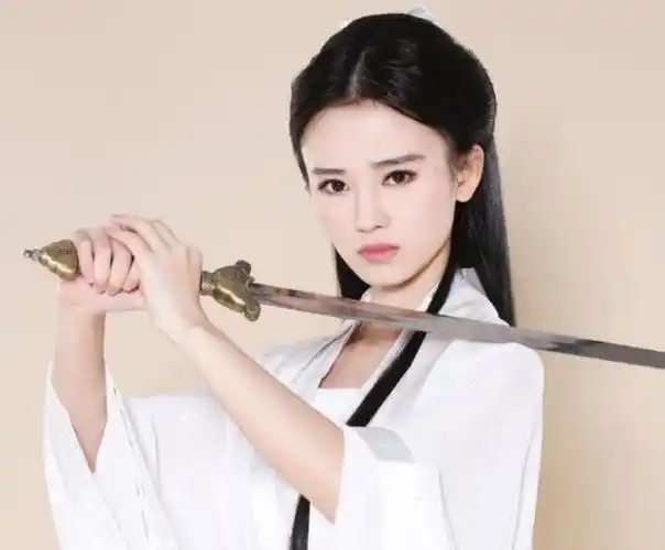 其实鞠婧祎也有尝试过其他造型,就比如神雕侠侣中的小龙女造型.