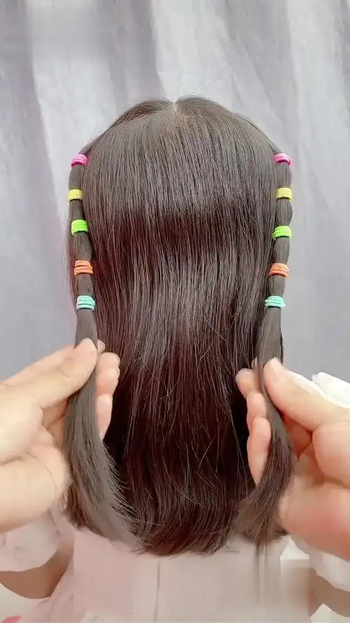 今天用彩色小皮筋扎个简单的发型儿童编发 小辫小辫扎起来