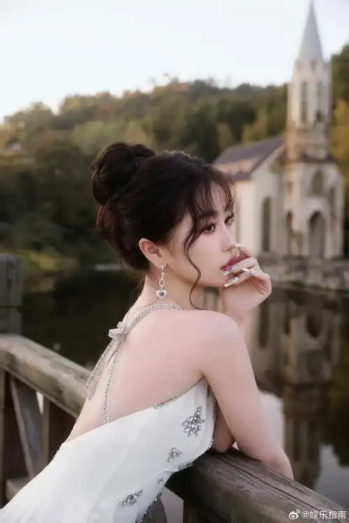 虞书欣钻石美甲