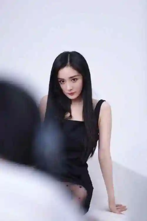 杨幂公主切发型又美又飒眼神明亮甜酷有范杨幂公主切发型又美又飒具体