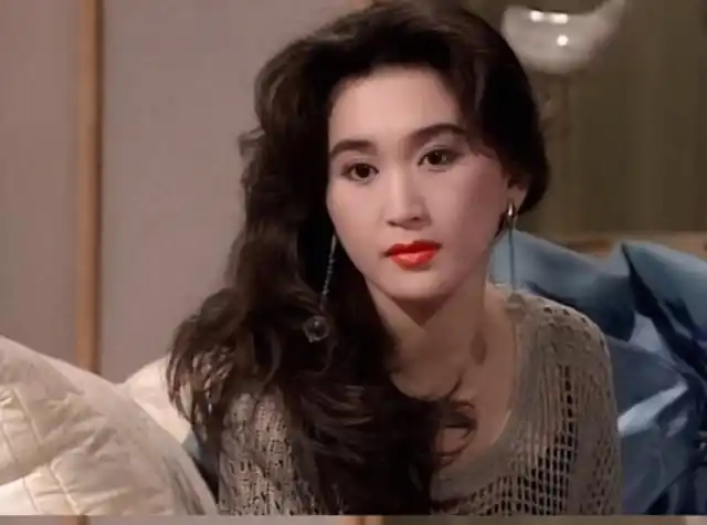 港风美女之一的温碧霞54岁依旧不服老在舞台上依旧活力满满